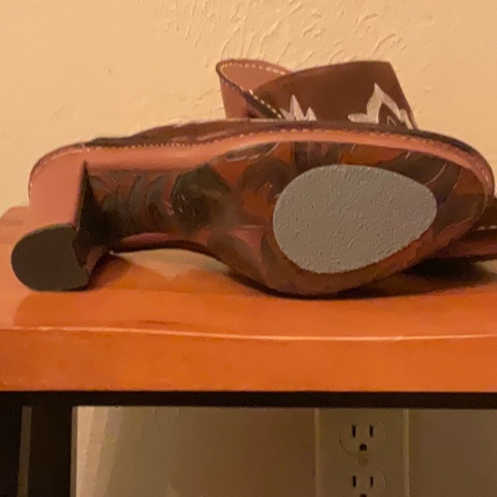 Beautiful Donald J. Pliner mules. Size 7.5 - Picture 5 of 7